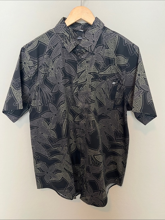 Billabong Other - Billabong Black and Olive Green Floral Short Sleeve Button-Up Shirt